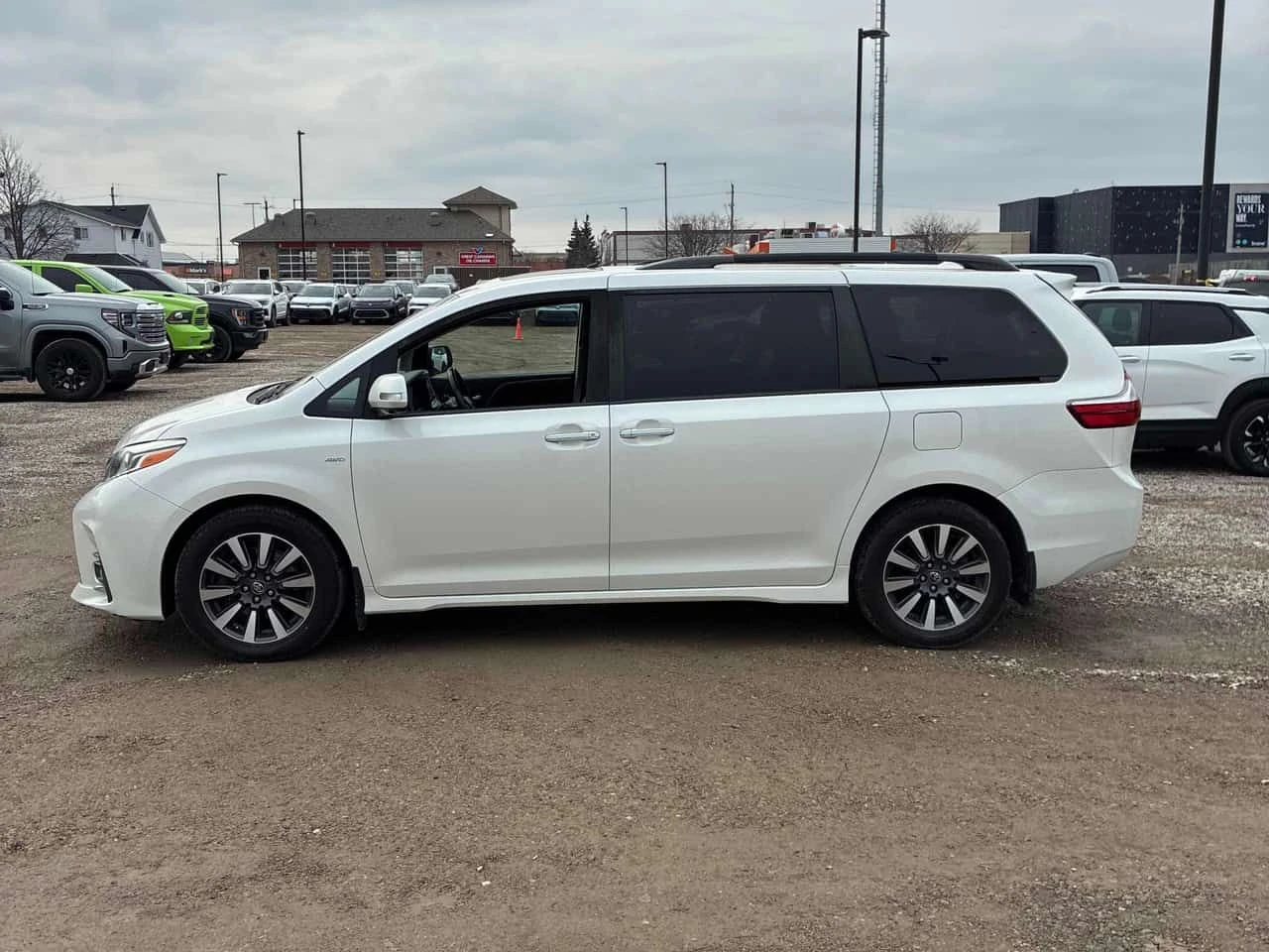 Toyota Sienna * XLE * BROWN LEATHER* PANO* KEYLESS* ПОДГРЕВ* , снимка 2 - Автомобили и джипове - 53992512