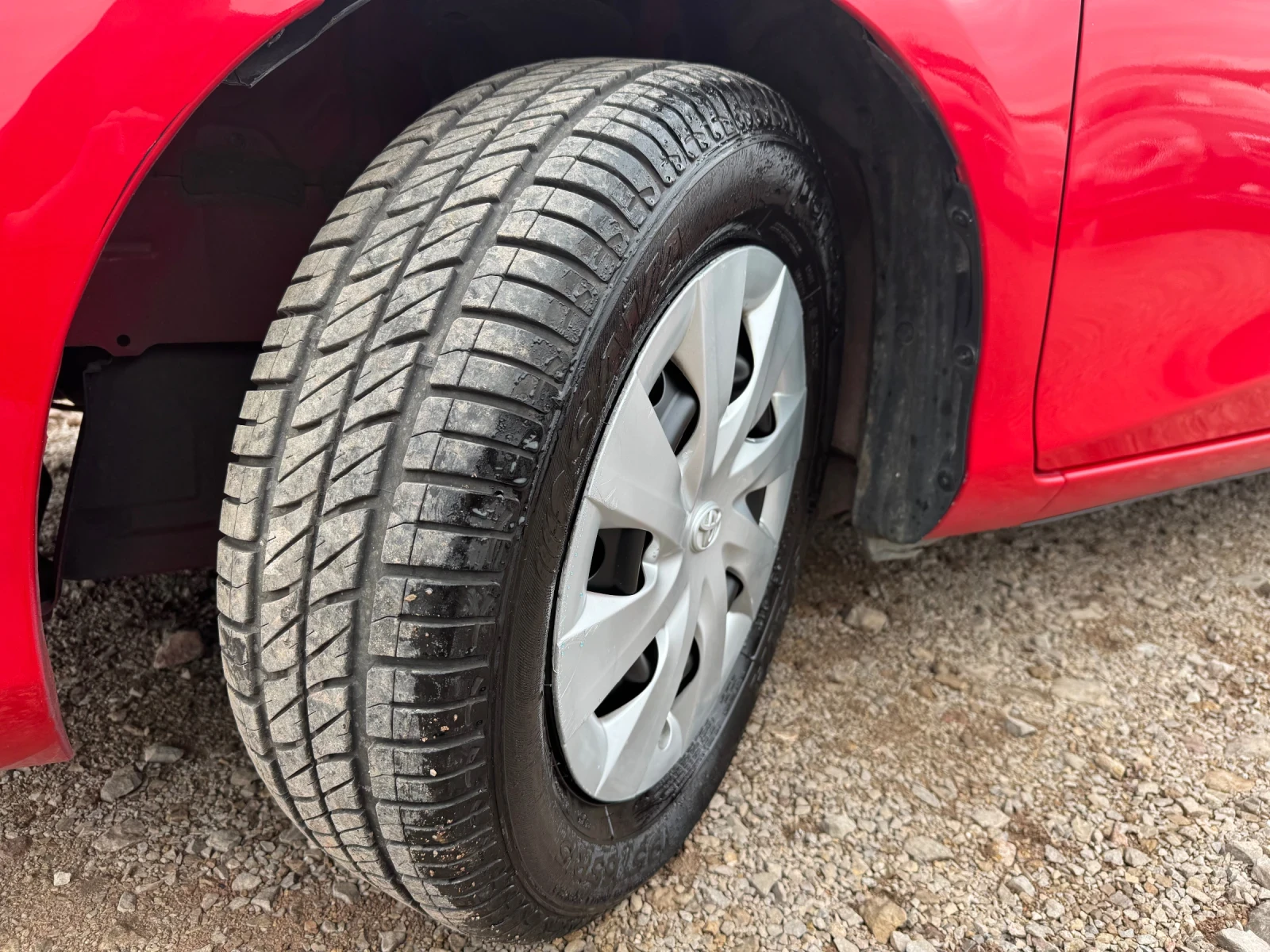 Toyota Yaris 1.0 VVTi КЛИМАТИК - изображение 9