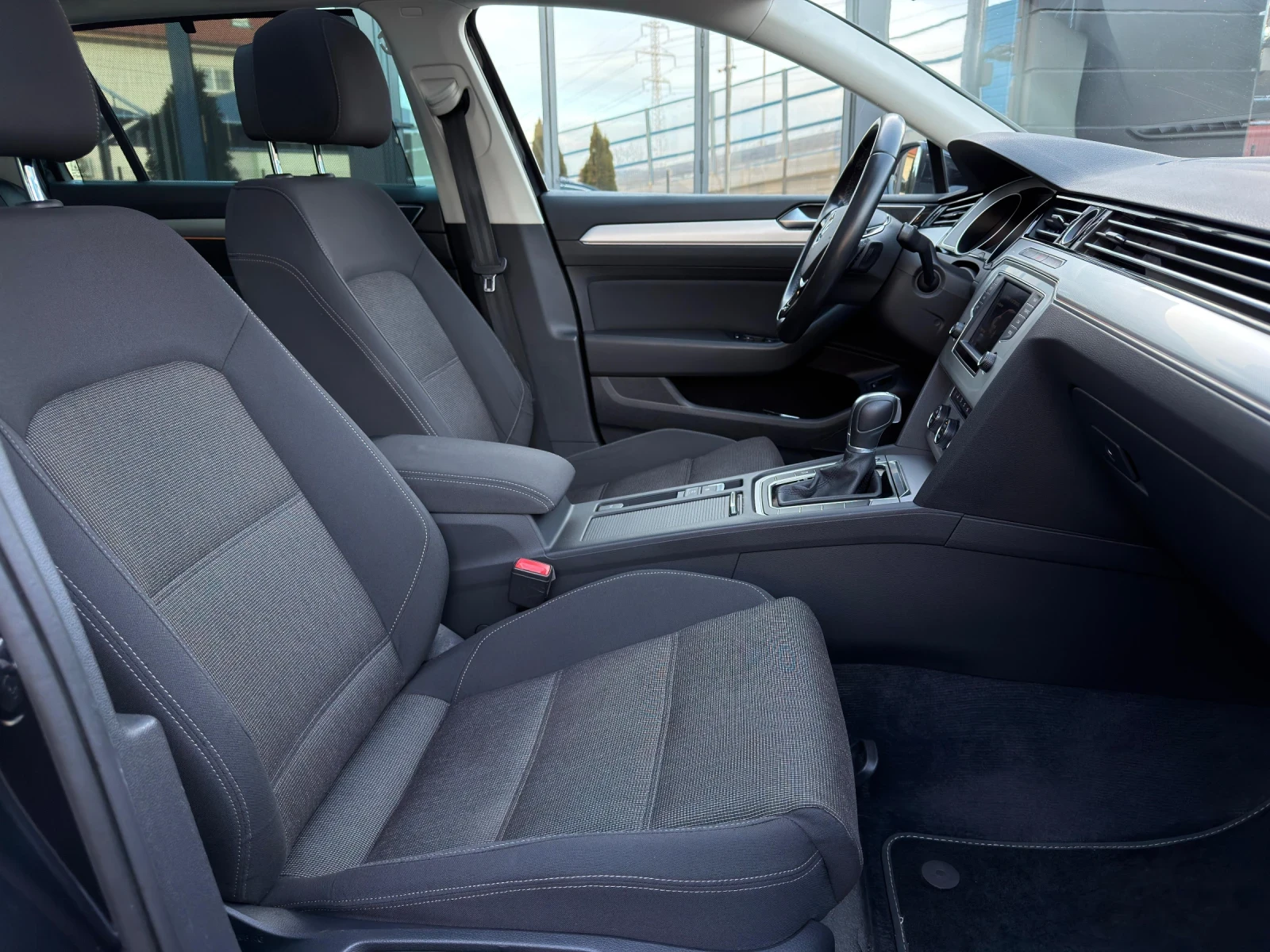 VW Passat 2.0TDI DSG NAVI CAMERA 360 DISTRONIC PANO AMBIENT, снимка 11 - Автомобили и джипове - 53772178