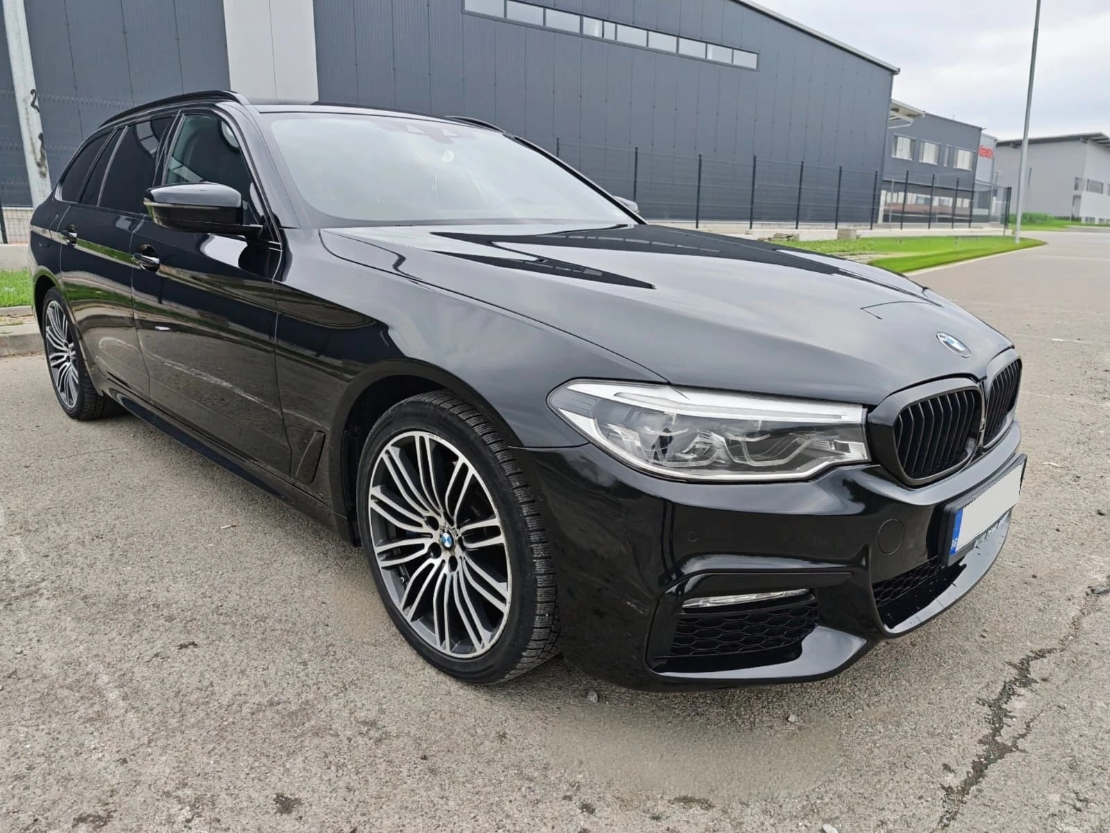 BMW 530 d xDrive, M Paket, HeadUp, Adaptive, Pano, снимка 4 - Автомобили и джипове - 54060237