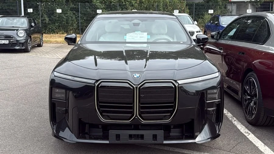 BMW 740 i xDrive/M SPORT PRO/3D HEAD UP/ICONIC GLOW/PANO, снимка 4 - Автомобили и джипове - 55491460