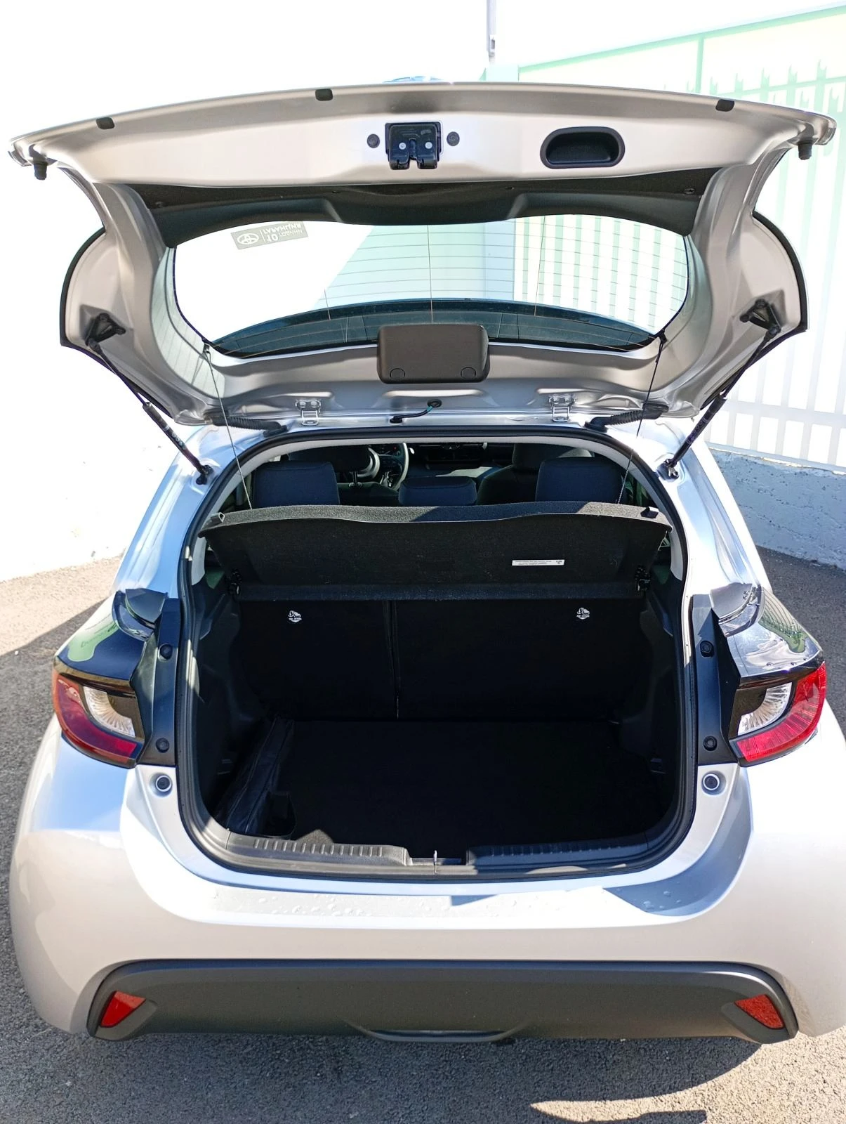 Toyota Yaris 1, 5 Hybrid-ГАРАНЦИОНЕН !!!, снимка 13 - Автомобили и джипове - 55661556