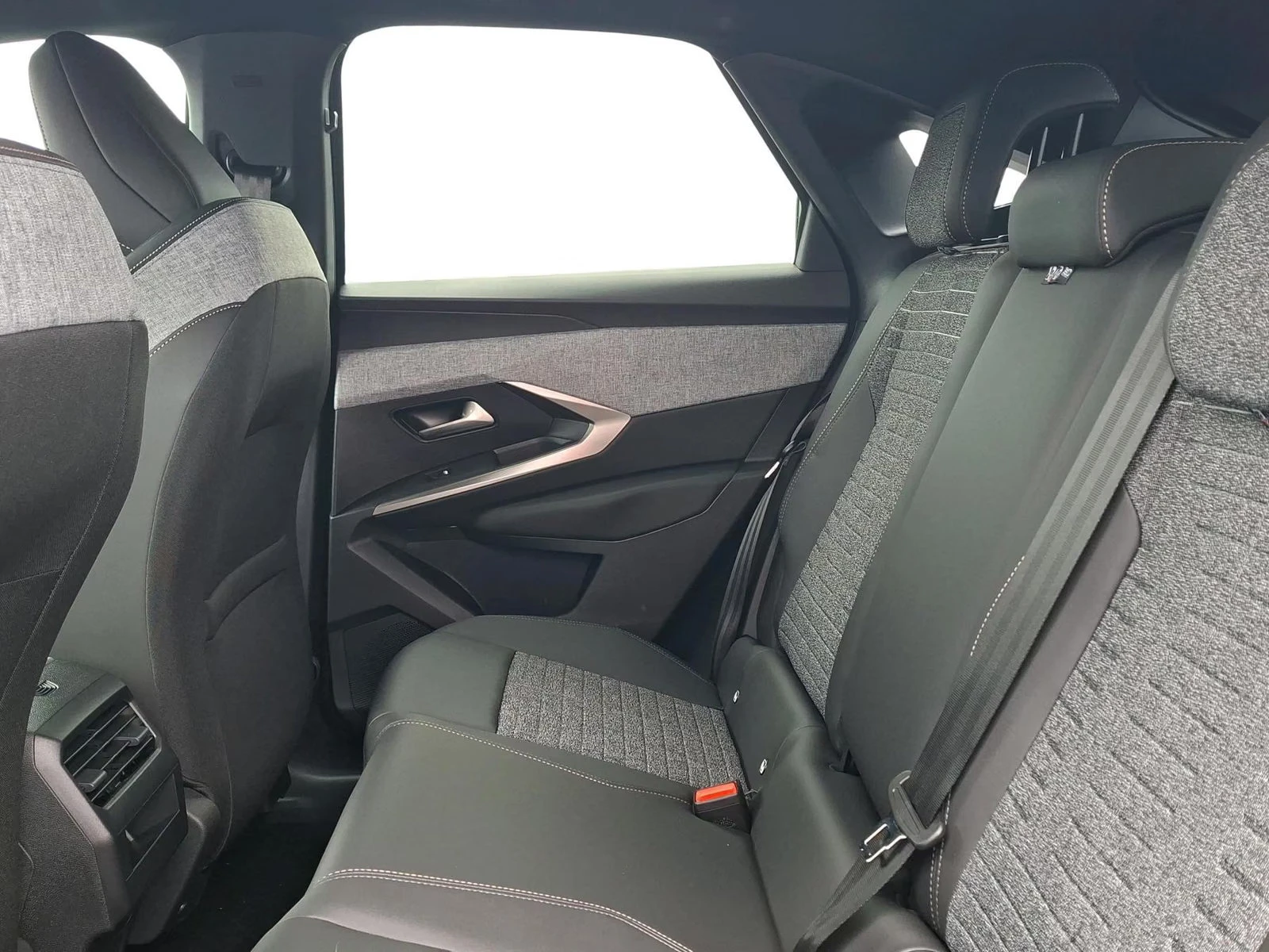 Peugeot 3008 PHEV/e-DSC7/224HP/ALLURE/360/LED/NAVI/CPLAY/644q, снимка 13 - Автомобили и джипове - 55803380