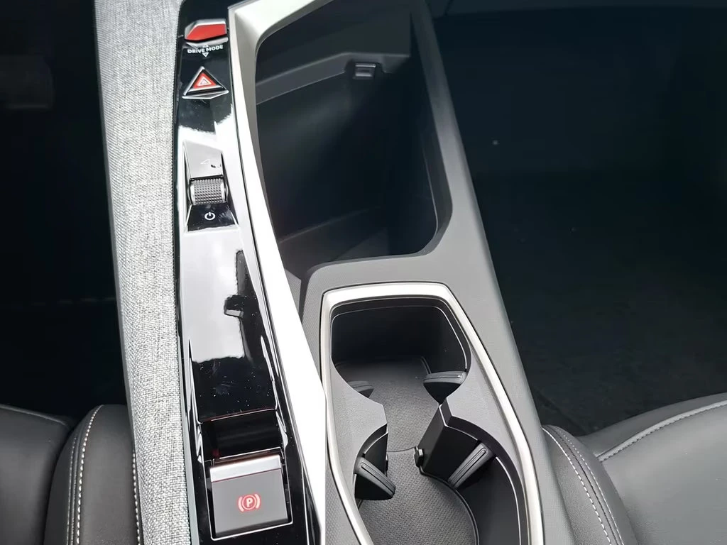 Peugeot 3008 PHEV/e-DSC7/224HP/ALLURE/360/LED/NAVI/CPLAY/644q, снимка 11 - Автомобили и джипове - 55803380