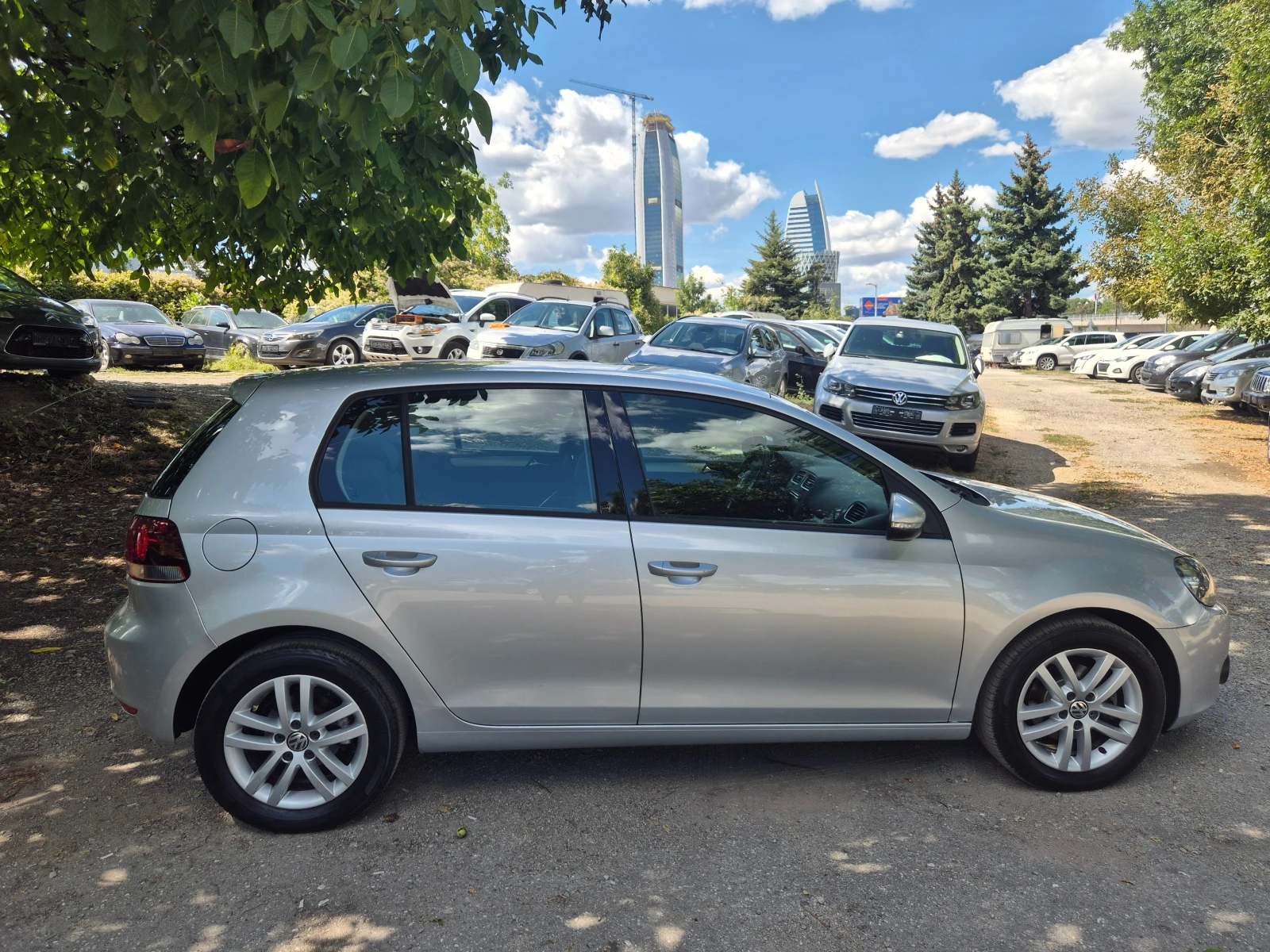 VW Golf 1.6TDI ХАЙ-ЛАИН ВНОС ИТАЛИЯ БЕЗ РЪЖДИ И ЗАБЕЛЕЖКИ , снимка 4 - Автомобили и джипове - 55952292