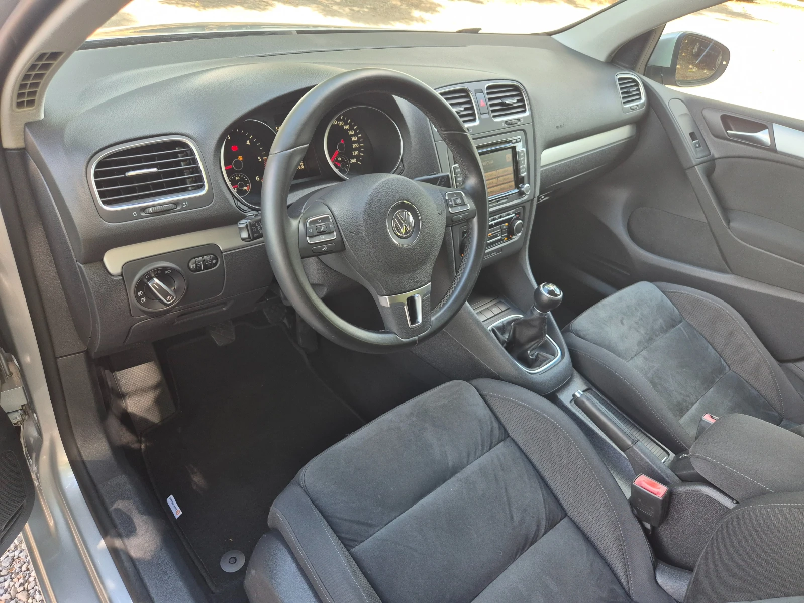 VW Golf 1.6TDI ХАЙ-ЛАИН ВНОС ИТАЛИЯ БЕЗ РЪЖДИ И ЗАБЕЛЕЖКИ , снимка 10 - Автомобили и джипове - 55952292