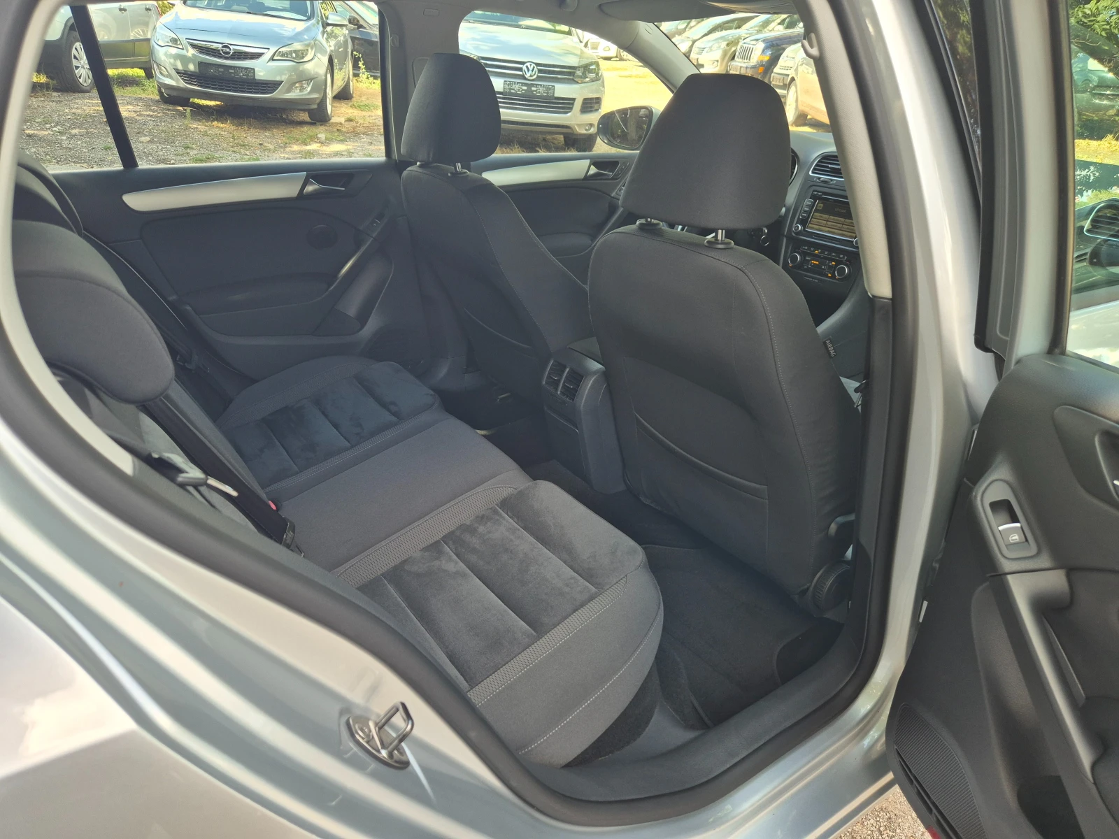 VW Golf 1.6TDI ХАЙ-ЛАИН ВНОС ИТАЛИЯ БЕЗ РЪЖДИ И ЗАБЕЛЕЖКИ , снимка 13 - Автомобили и джипове - 55952292