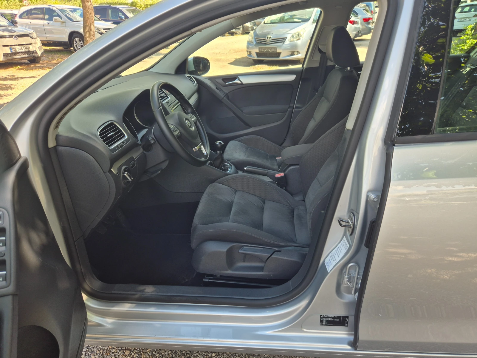 VW Golf 1.6TDI ХАЙ-ЛАИН ВНОС ИТАЛИЯ БЕЗ РЪЖДИ И ЗАБЕЛЕЖКИ , снимка 9 - Автомобили и джипове - 55952292