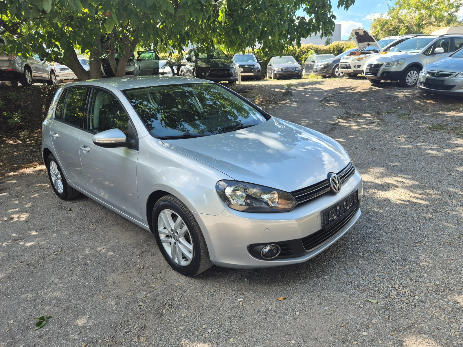 VW Golf 1.6TDI ХАЙ-ЛАИН ВНОС ИТАЛИЯ БЕЗ РЪЖДИ И ЗАБЕЛЕЖКИ , снимка 3 - Автомобили и джипове - 55952292