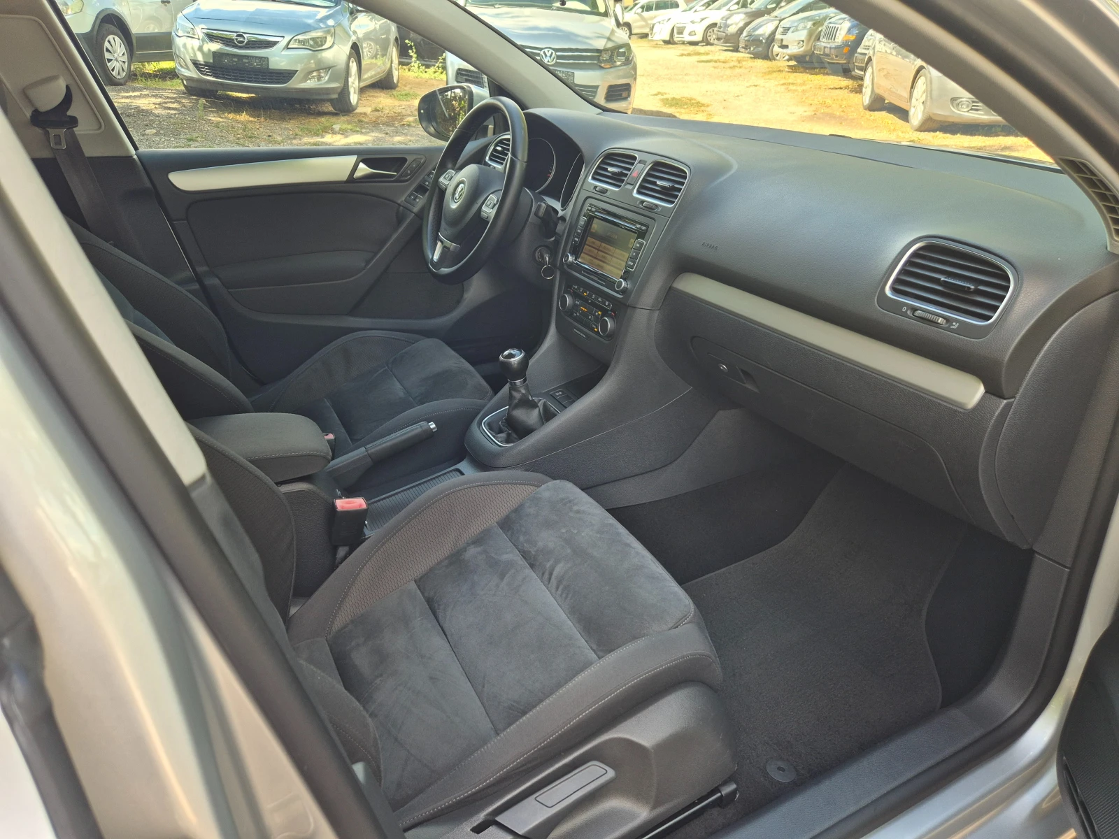 VW Golf 1.6TDI ХАЙ-ЛАИН ВНОС ИТАЛИЯ БЕЗ РЪЖДИ И ЗАБЕЛЕЖКИ , снимка 11 - Автомобили и джипове - 55952292