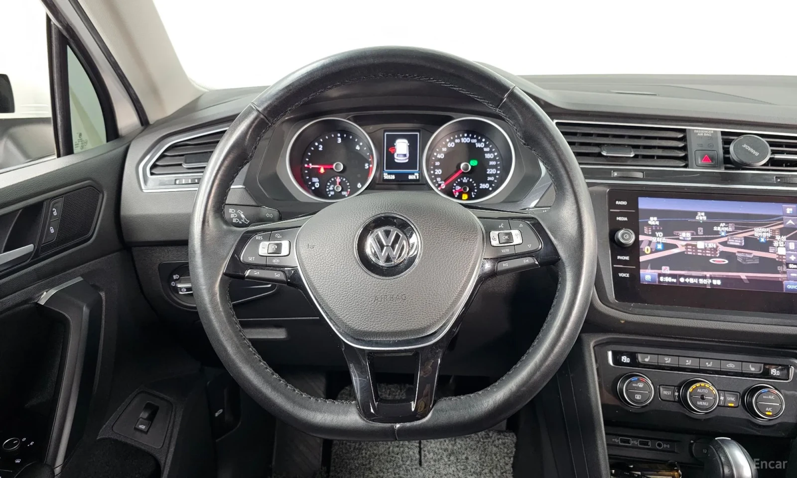 VW Tiguan 2.0TDI* PREMIUM* 4MOTION* 50000KM!!!, снимка 13 - Автомобили и джипове - 55102423