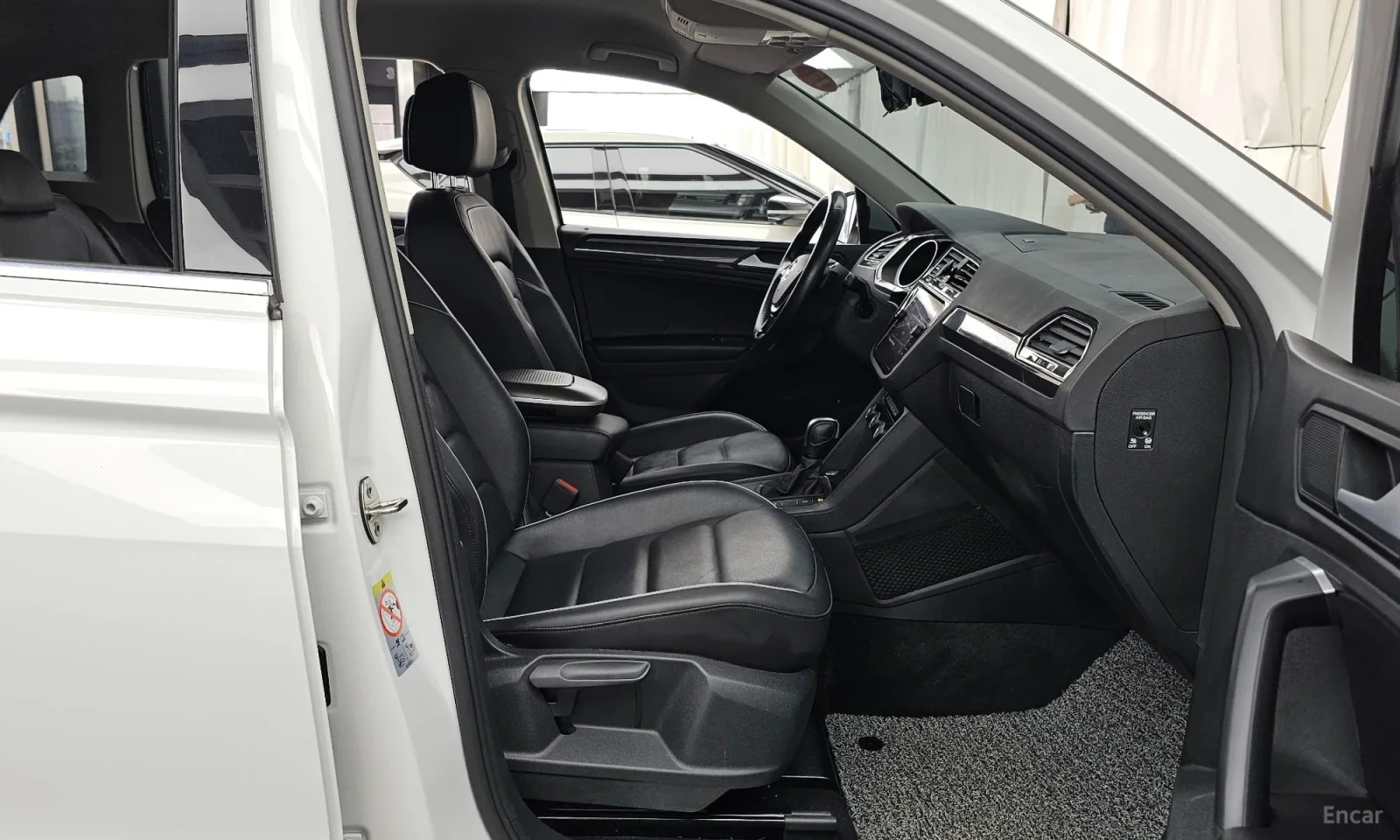 VW Tiguan 2.0TDI* PREMIUM* 4MOTION* 50000KM!!!, снимка 11 - Автомобили и джипове - 55102423