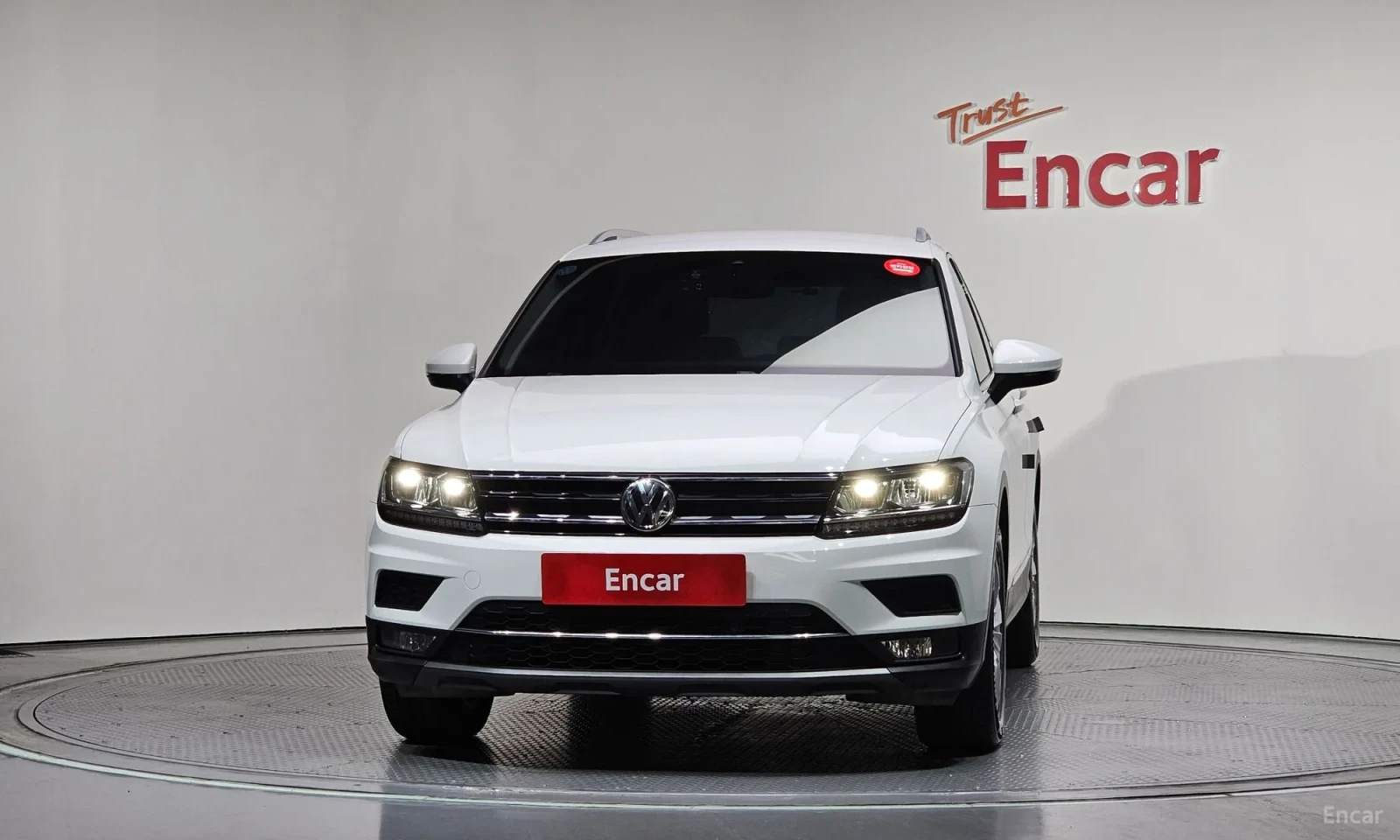 VW Tiguan 2.0TDI* PREMIUM* 4MOTION* 50000KM!!!, снимка 3 - Автомобили и джипове - 55102423