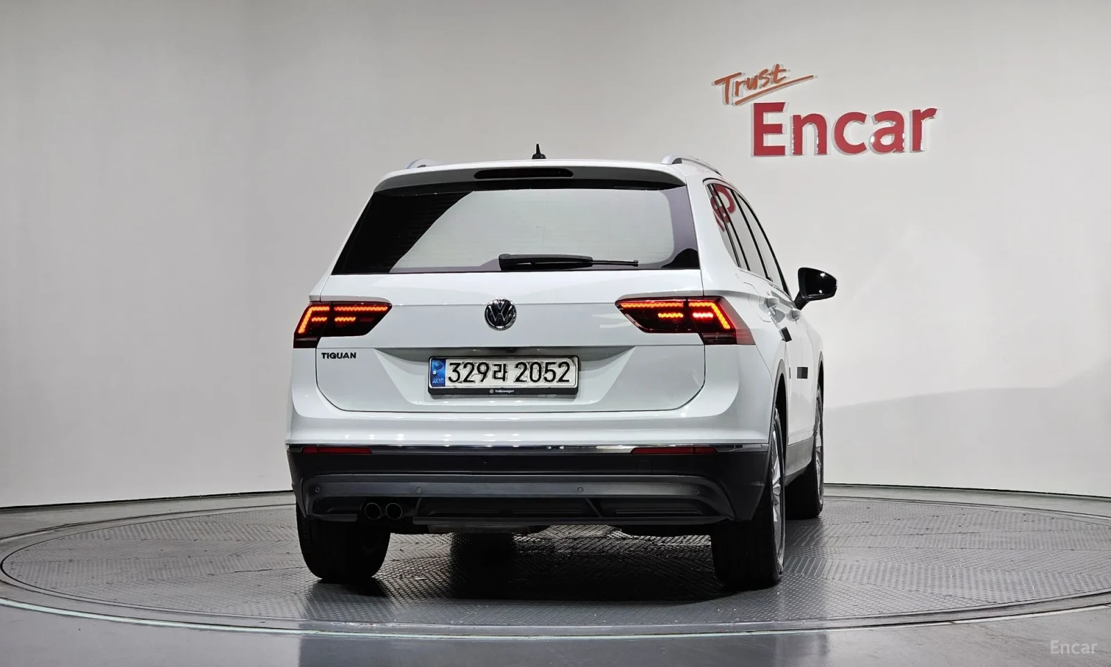 VW Tiguan 2.0TDI* PREMIUM* 4MOTION* 50000KM!!!, снимка 4 - Автомобили и джипове - 55102423