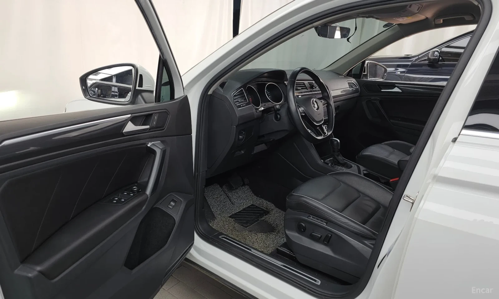 VW Tiguan 2.0TDI* PREMIUM* 4MOTION* 50000KM!!!, снимка 10 - Автомобили и джипове - 55102423