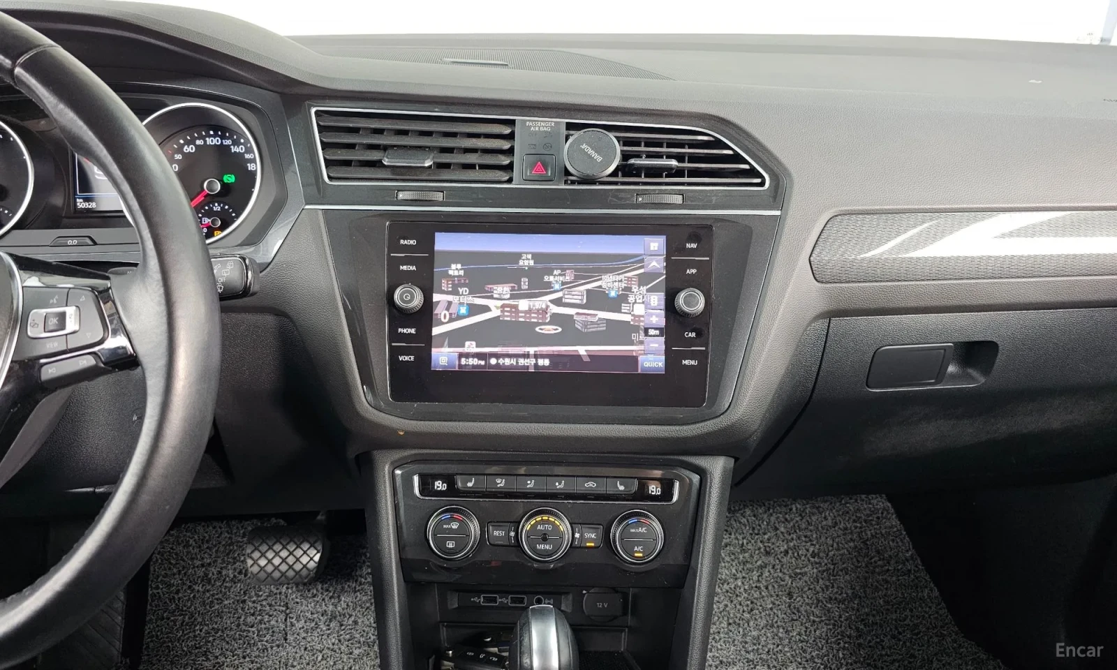VW Tiguan 2.0TDI* PREMIUM* 4MOTION* 50000KM!!!, снимка 14 - Автомобили и джипове - 55102423