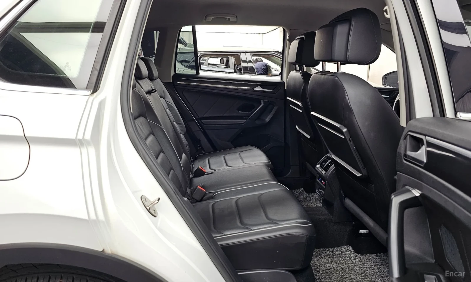 VW Tiguan 2.0TDI* PREMIUM* 4MOTION* 50000KM!!!, снимка 12 - Автомобили и джипове - 55102423
