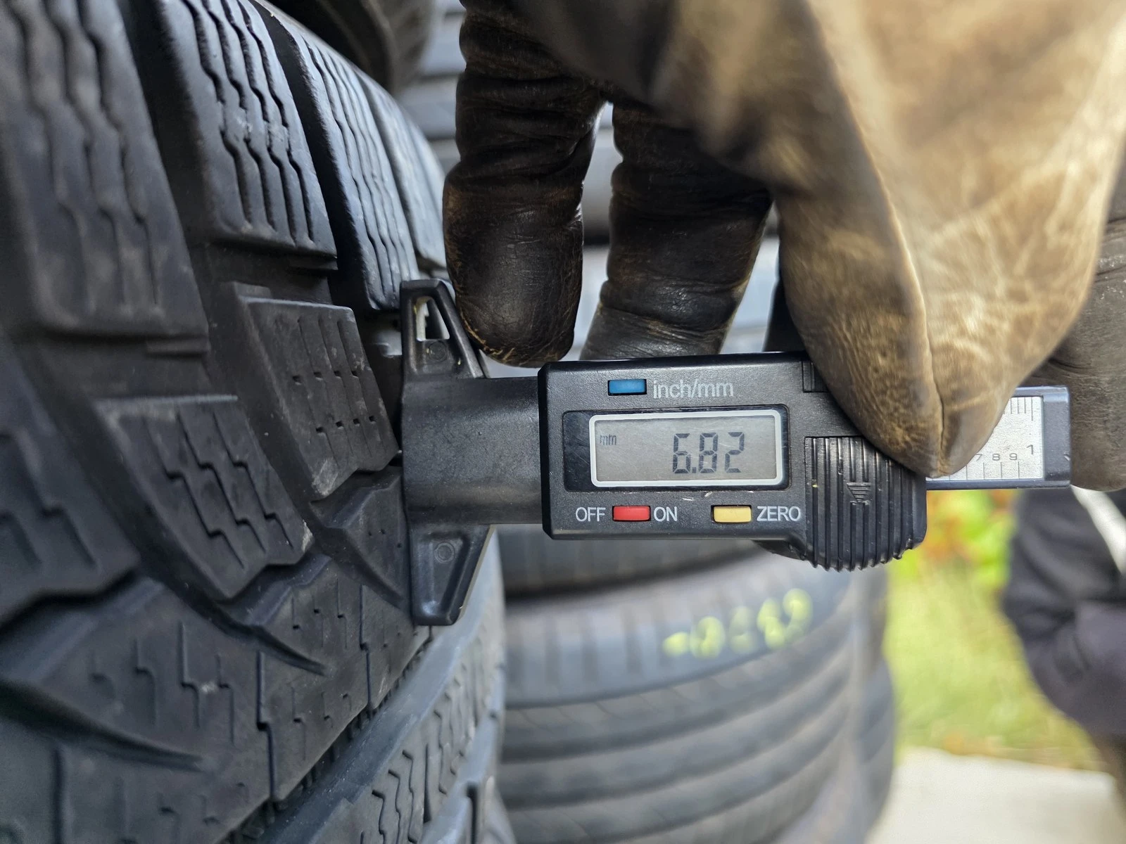 Гуми Зимни 235/45R19, снимка 7 - Гуми и джанти - 56725083