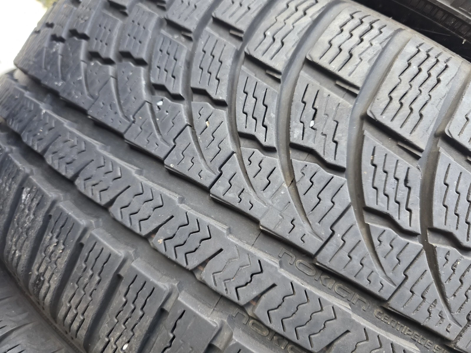 Гуми Зимни 235/45R19, снимка 6 - Гуми и джанти - 56725083