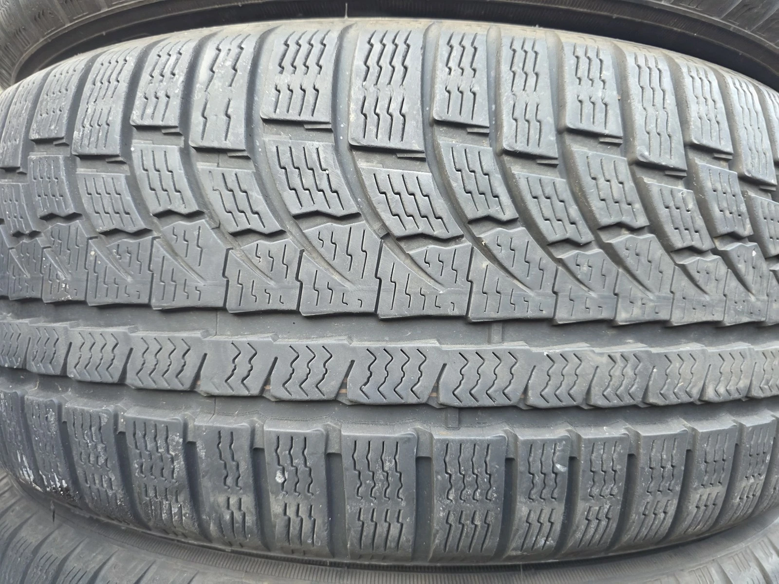 Гуми Зимни 235/45R19, снимка 2 - Гуми и джанти - 56725083