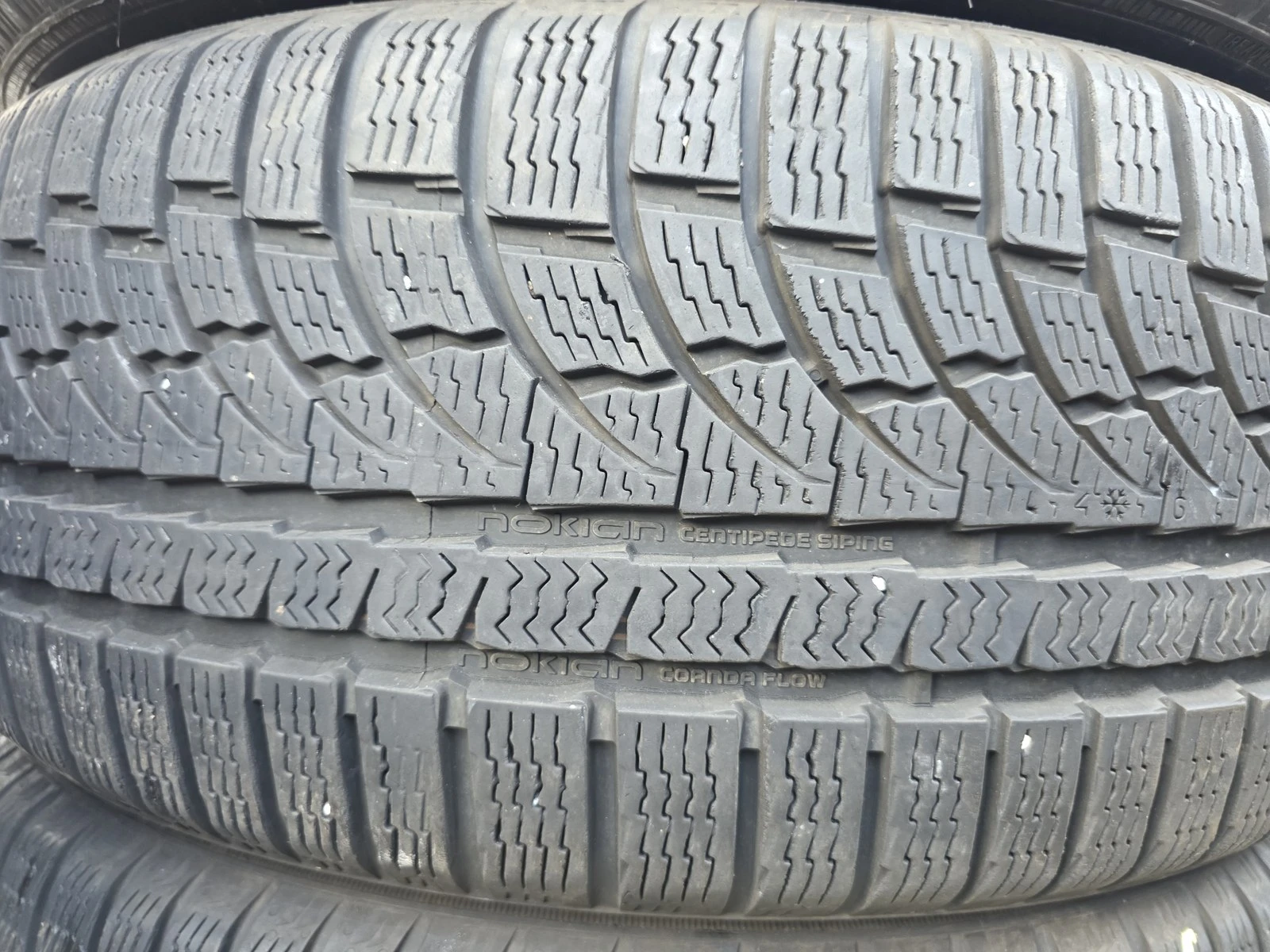 Гуми Зимни 235/45R19, снимка 3 - Гуми и джанти - 56725083