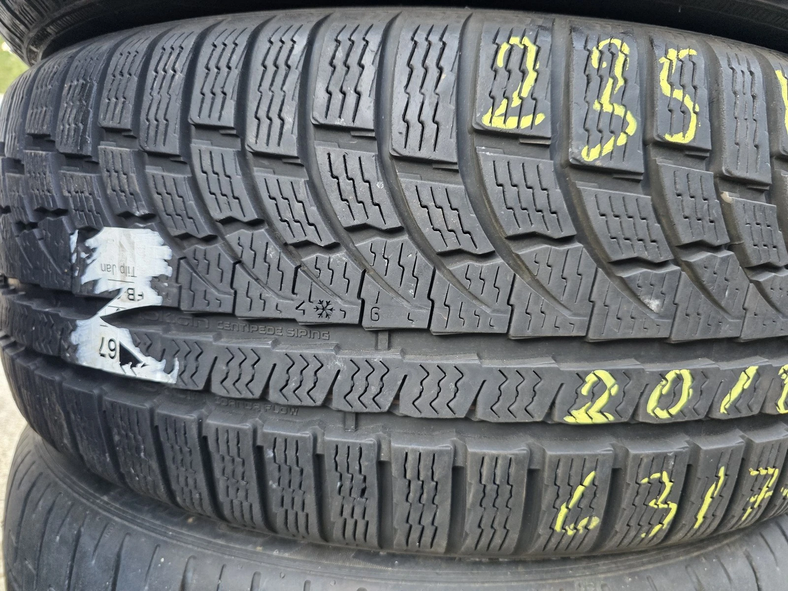 Гуми Зимни 235/45R19, снимка 4 - Гуми и джанти - 56725083