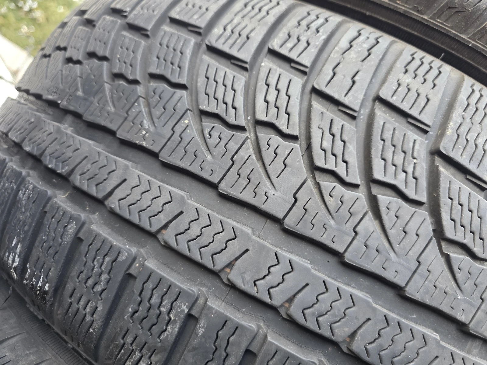 Гуми Зимни 235/45R19, снимка 5 - Гуми и джанти - 56725083