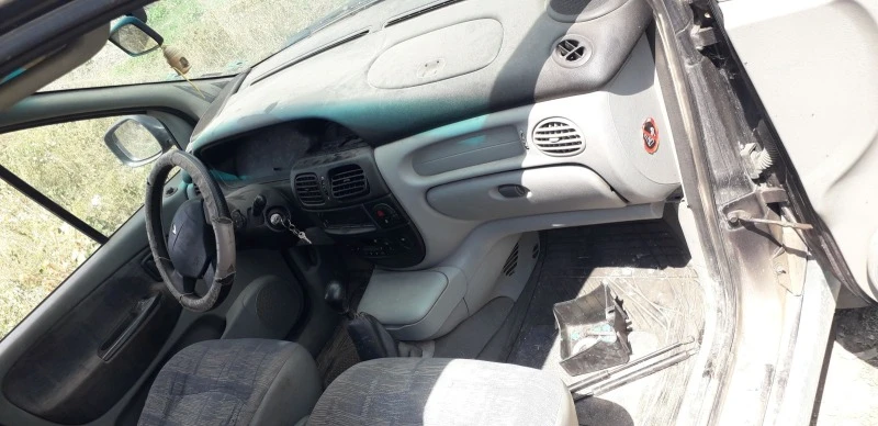 Renault Scenic 1.6, снимка 14 - Автомобили и джипове - 41554722