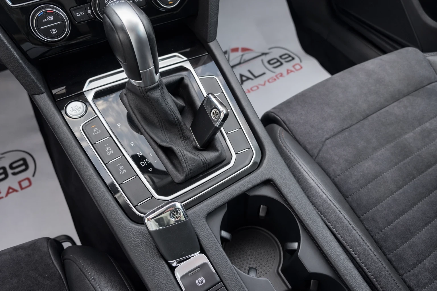 VW Passat HIGHLINE::DIGITAL::DSG::DISTRONIK::ALCANTARA::, снимка 10 - Автомобили и джипове - 54156329