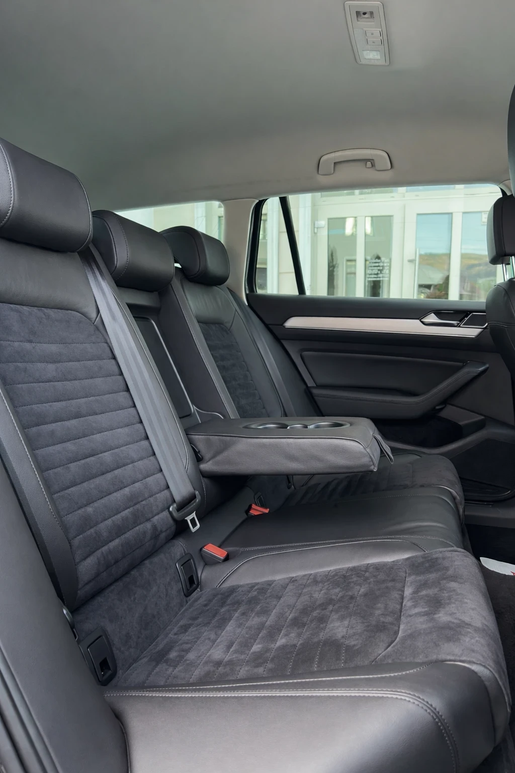 VW Passat HIGHLINE::DIGITAL::DSG::DISTRONIK::ALCANTARA::, снимка 11 - Автомобили и джипове - 54156329