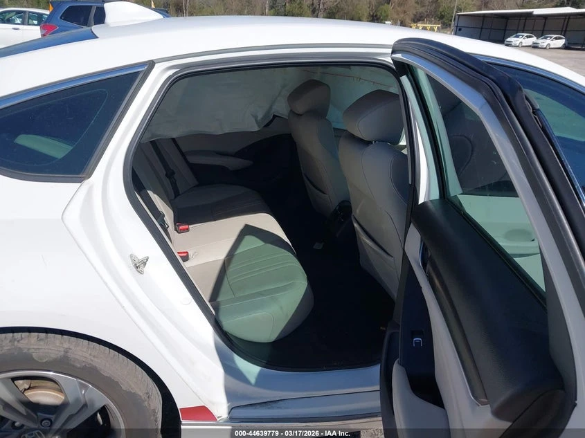 Honda Accord 1.5l Ex-L, снимка 8 - Автомобили и джипове - 54310532