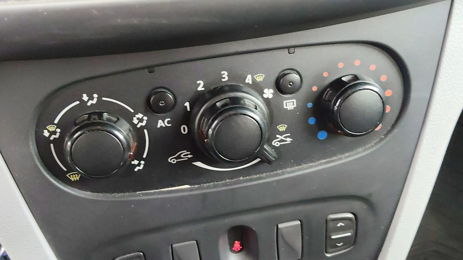 Dacia Sandero 1.2 Бензин Газ, снимка 9 - Автомобили и джипове - 56496212