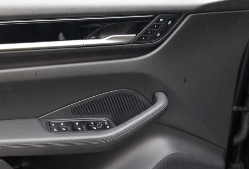 Porsche Macan 4 ELECTRIC/LED-MATRIX/PANO/BOSE/360/MEMORY/, снимка 8 - Автомобили и джипове - 52223111