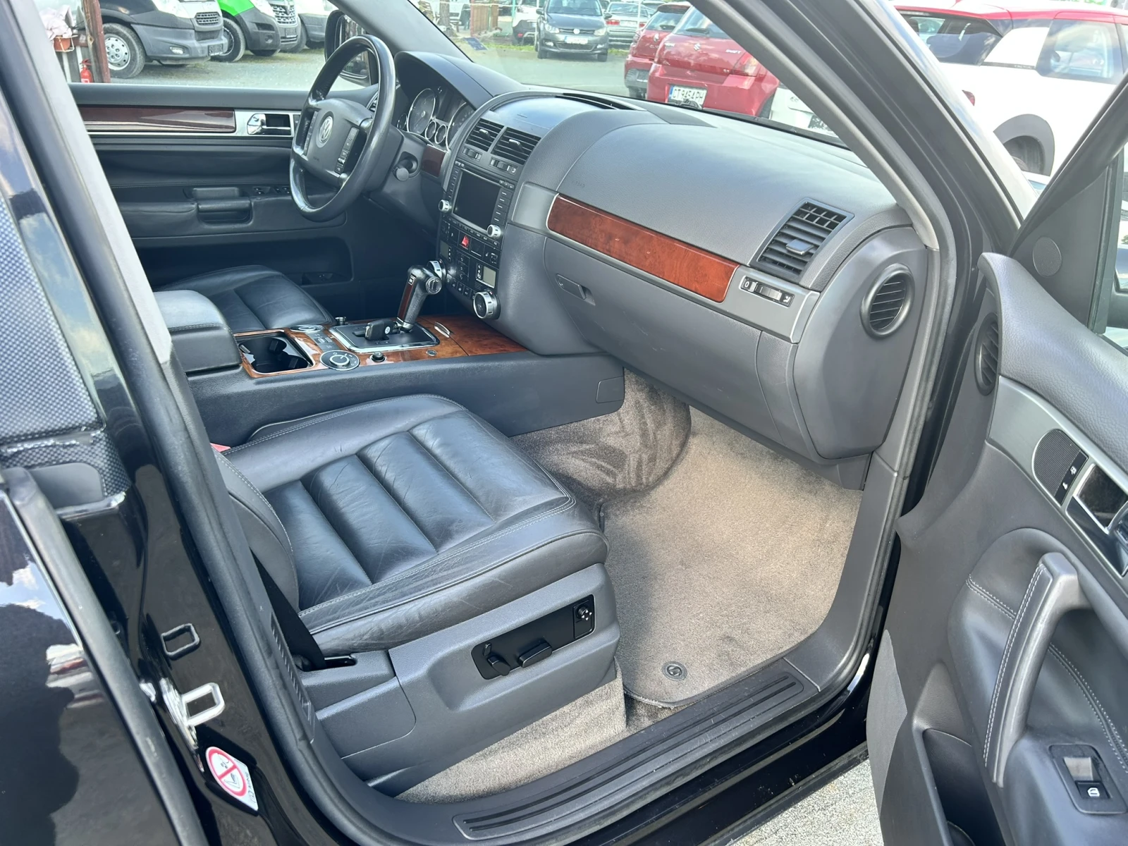 VW Touareg TDI* FULL* AUTO* Кожа* Топ* Бартер* Лизинг, снимка 12 - Автомобили и джипове - 54813419