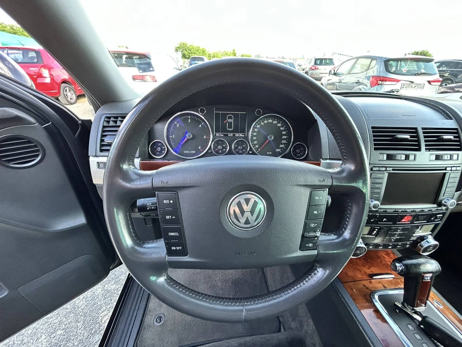 VW Touareg TDI* FULL* AUTO* Кожа* Топ* Бартер* Лизинг, снимка 14 - Автомобили и джипове - 54813419