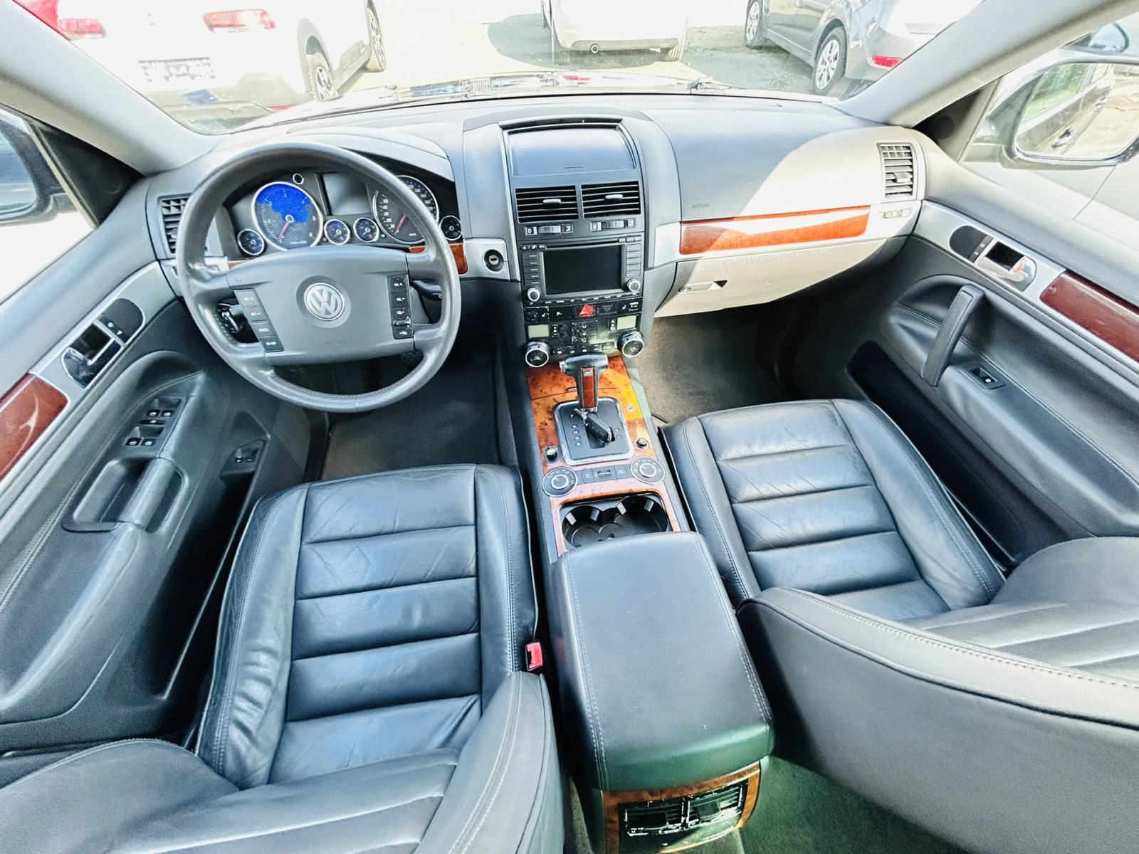 VW Touareg TDI* FULL* AUTO* Кожа* Топ* Бартер* Лизинг, снимка 13 - Автомобили и джипове - 54813419