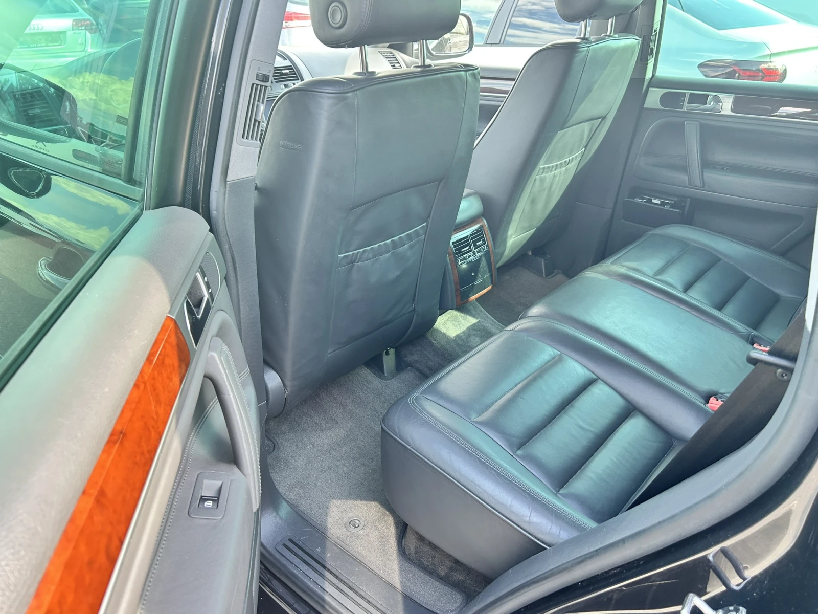 VW Touareg TDI* FULL* AUTO* Кожа* Топ* Бартер* Лизинг, снимка 10 - Автомобили и джипове - 54813419