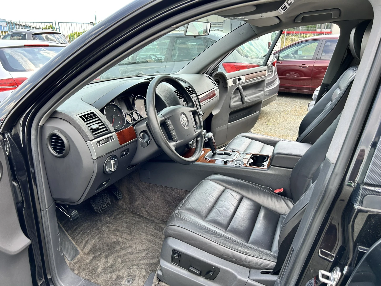 VW Touareg TDI* FULL* AUTO* Кожа* Топ* Бартер* Лизинг, снимка 9 - Автомобили и джипове - 54813419