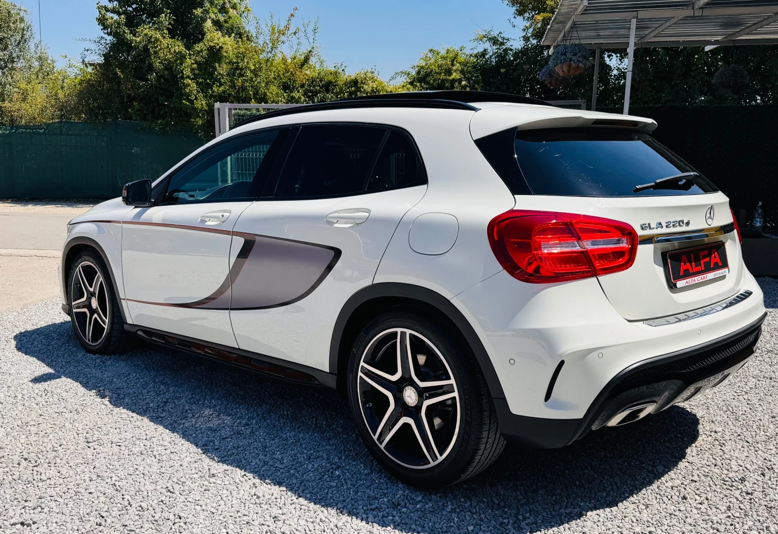 Mercedes-Benz GLA 220 d/AMG/ПАНОРАМА+ КАМЕРА+ ПОДГРЕВ+ СПОРТ///КАТО НОВА, снимка 7 - Автомобили и джипове - 55626120