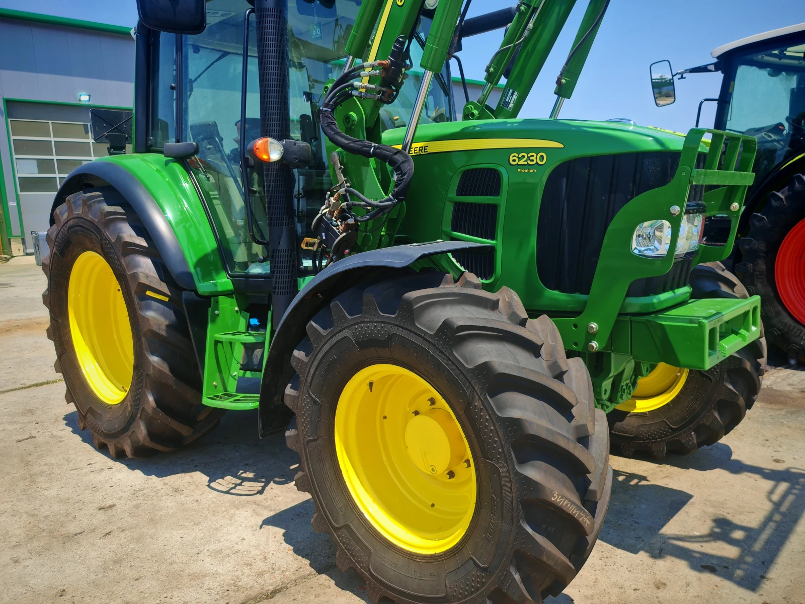 Трактор John Deere 6230 Premium лизинг с първоначална вноска 15% - изображение 2