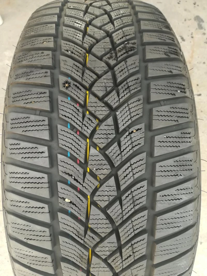 Гуми Зимни 215/55R16, снимка 4 - Гуми и джанти - 26056302