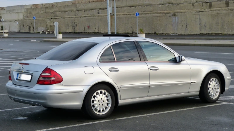 Mercedes-Benz E 220 2, 2 CDI, снимка 3 - Автомобили и джипове - 47533461