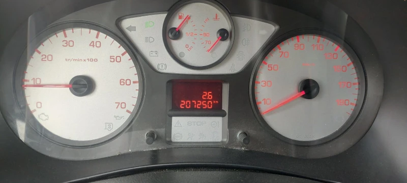 Peugeot Partner 1.6  HDI клима, снимка 15 - Автомобили и джипове - 51698714