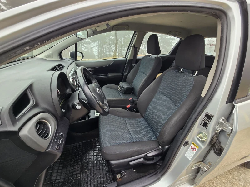 Toyota Yaris 1.3 AVTOMAT, снимка 10 - Автомобили и джипове - 53271737