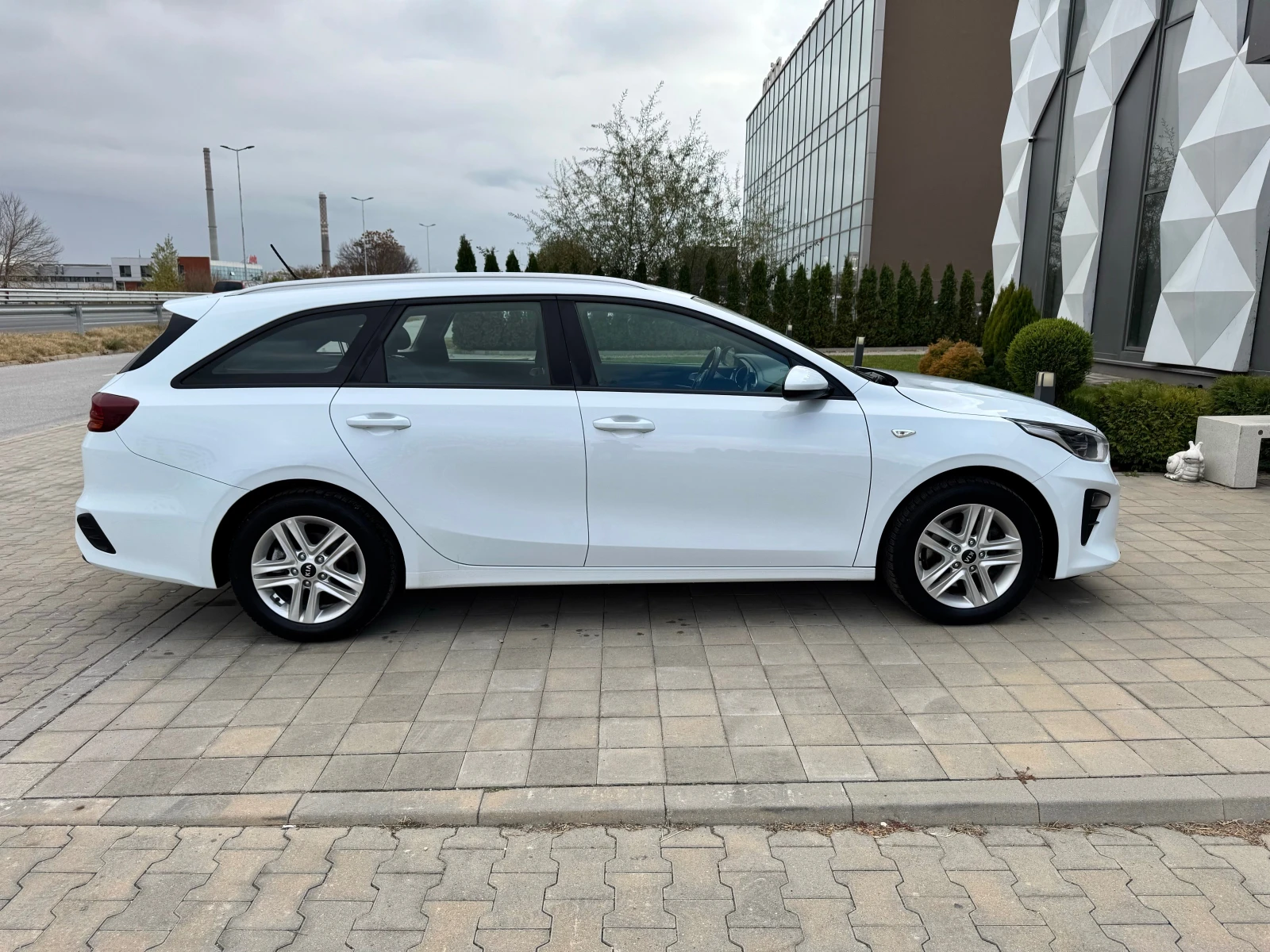 Kia Ceed 1.6D-ПАРКТРОНИК-LANE-ASIST-АВТОПИЛОТ-МУЛТИВОЛАН - изображение 4