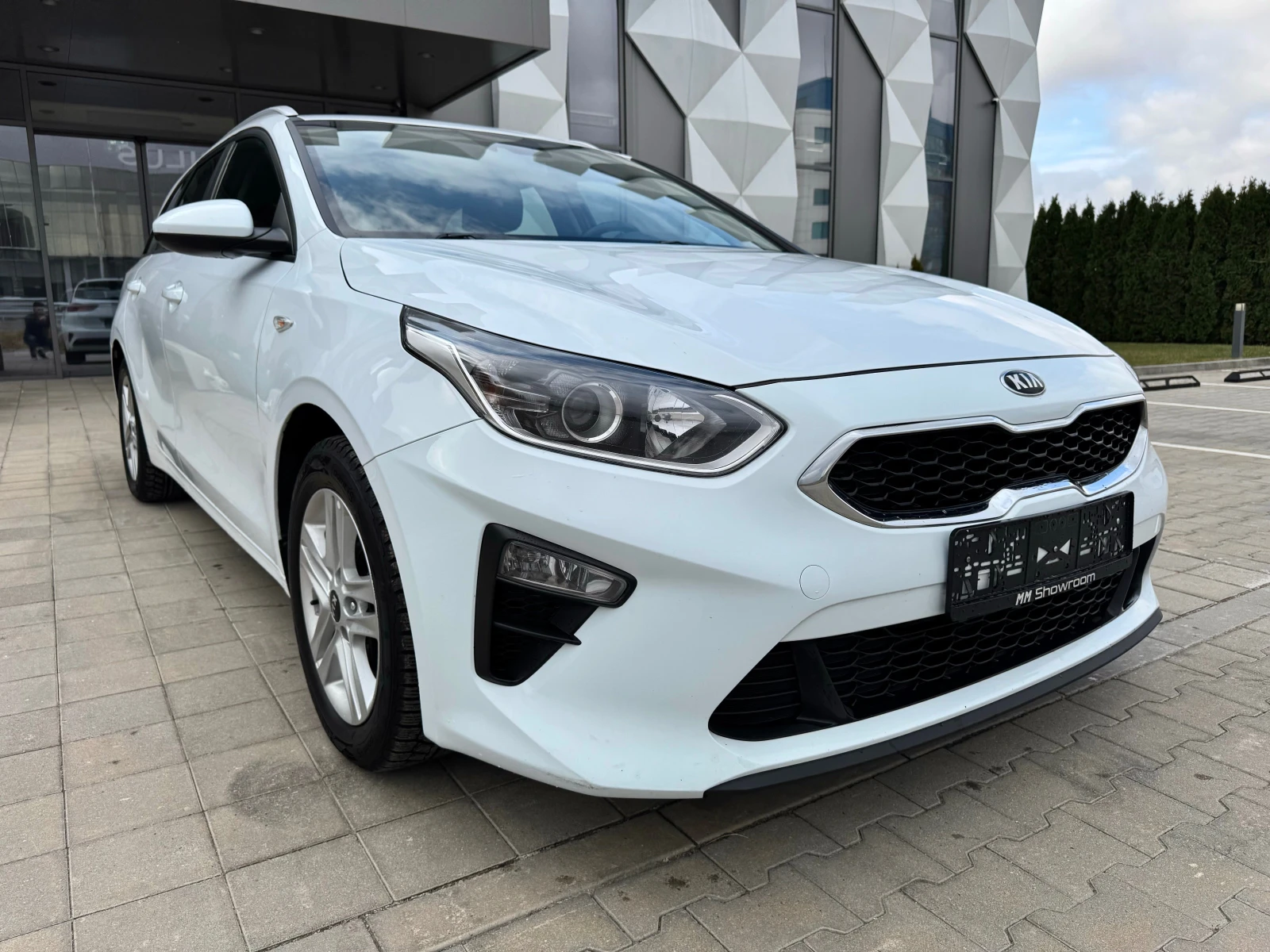 Kia Ceed 1.6D-ПАРКТРОНИК-LANE-ASIST-АВТОПИЛОТ-МУЛТИВОЛАН - изображение 3