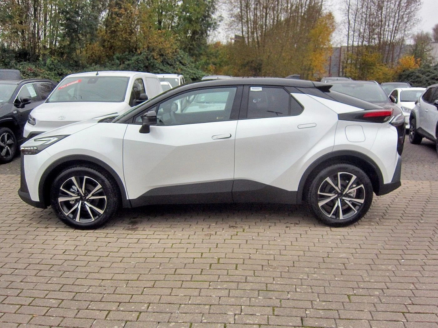 Toyota C-HR 1.8 Hybrid Black&White - изображение 2