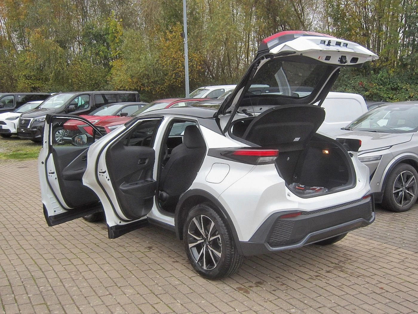 Toyota C-HR 1.8 Hybrid Black&White - изображение 4