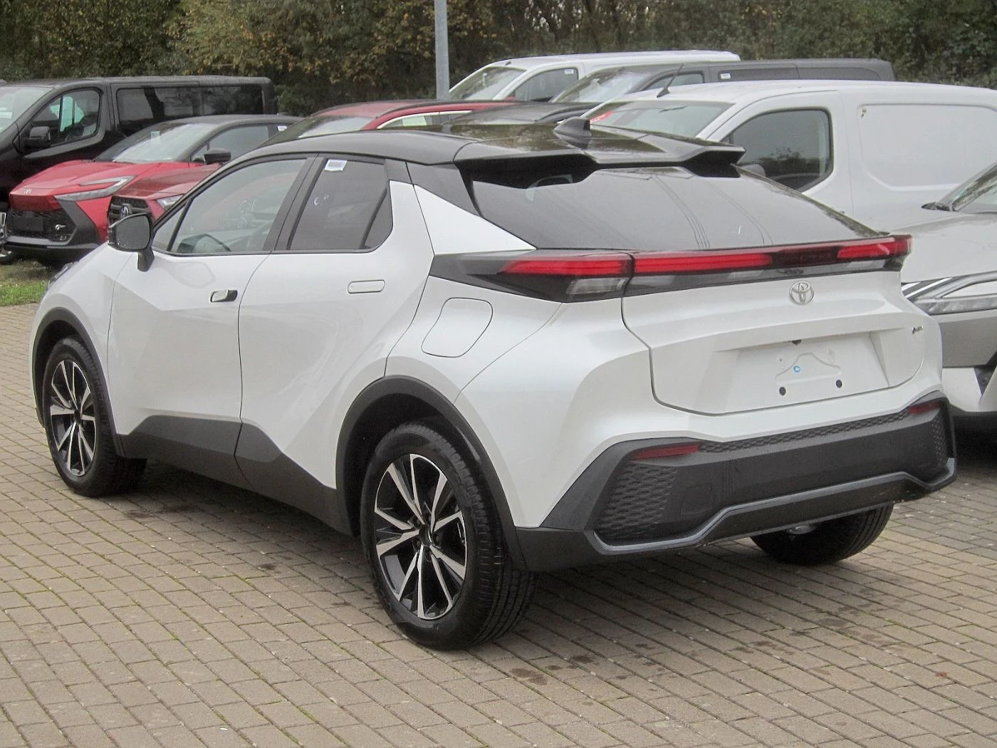 Toyota C-HR 1.8 Hybrid Black&White - изображение 3