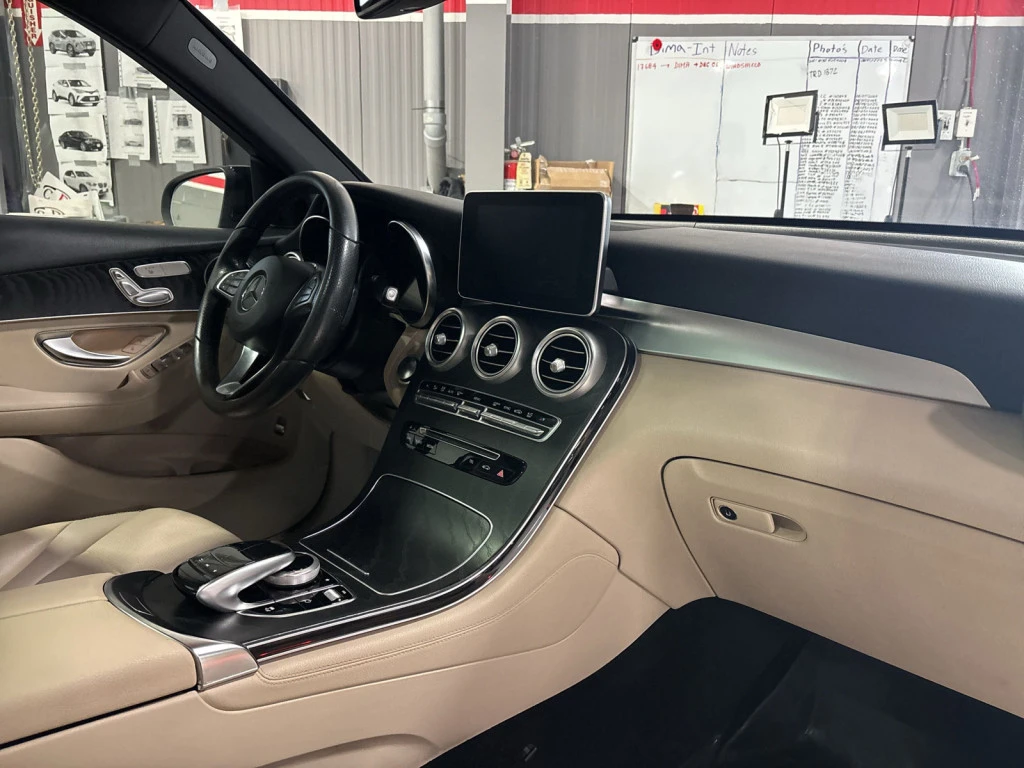 Mercedes-Benz GLC 300 4MATIC* AMG-LINE* PANOROOF* REAR-CAMERA* , снимка 9 - Автомобили и джипове - 54634033